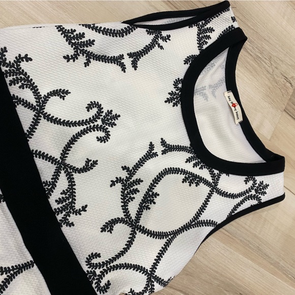 Black and White Fitted Printed Dress in Size M/L, Stretch Fabric, Worn Once - Picture 4 of 5